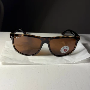 Löningserbjudande på Rayban ”boyfriend” polarized - Säljer nu dessa oanvända Rayban ”boyfriend” polarized med ett litet löningserbjudande, gäller fram till den 1a oktober