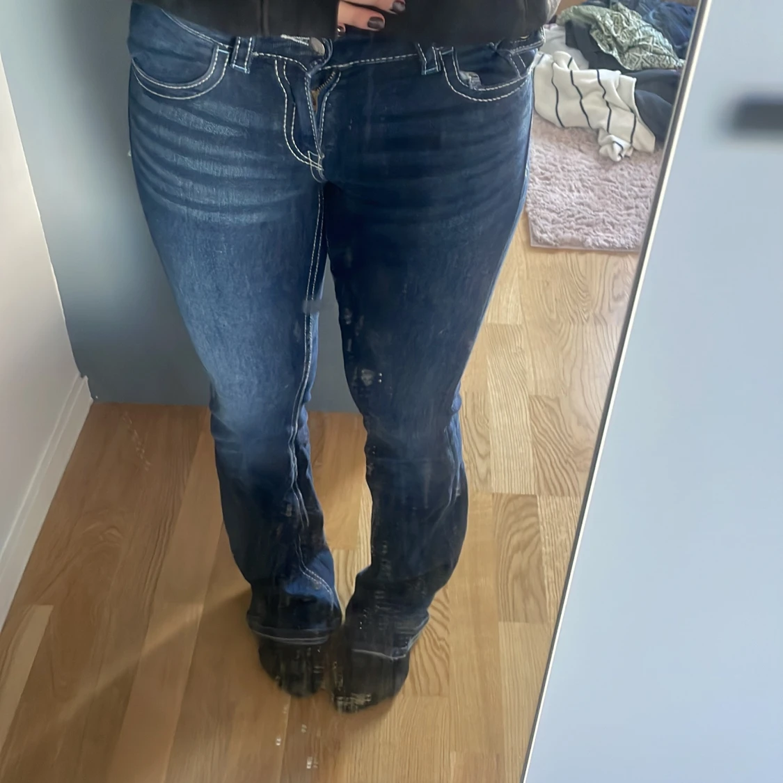 Mörkblå bootcut jeans med vita sömmar