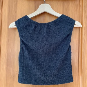 Grå cropoad topp - Säljer en mörkgrå topp med öppen snygg 🌸Nyskick!