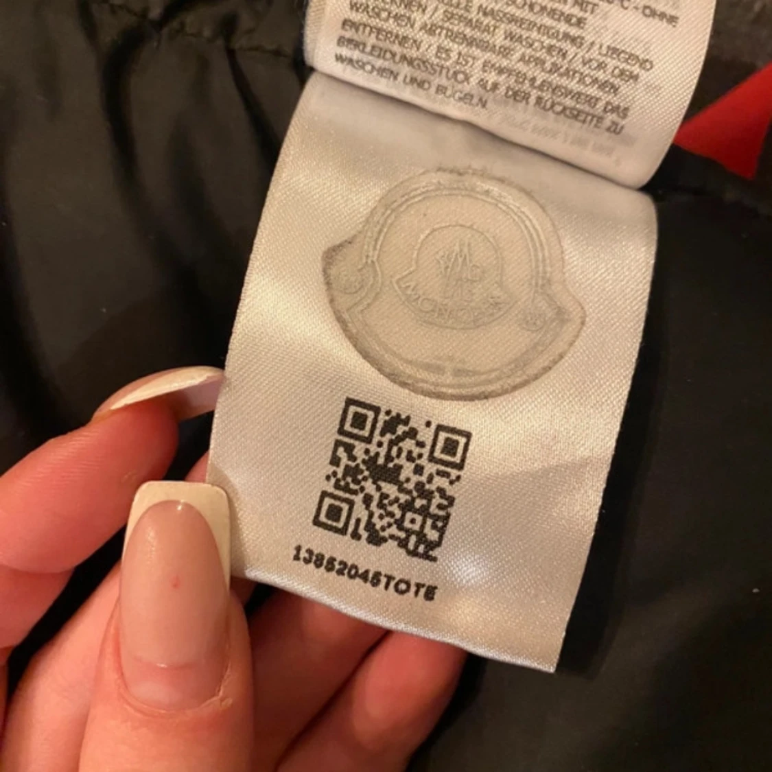 Svart Moncler pufferjacka med huva