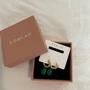 Guldiga örhängen med grön sten från Edblad - Superfina örhängen i guld och grön, aldrig använt, helt nya!