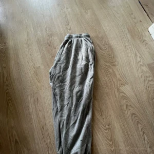 Nike joggers.  - Riktigt fina mjukis byxor, passar för gymmet likväl för utomhus användning. Använd sparsamt, inte nytt skick! Nypris var 499 kr, mitt pris 199SEK.