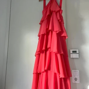Vero Moda balklänning  - Säljer min jättefina balklänning då den inte har kommit till användning💓 Super fin och är i väldigt bra skick då den är använd fåtal gånger!☺️ Den har en rosa korallfärg! Det är bara att skriva om ni vill ha fler bilder!