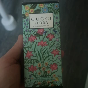 Gucci Flora Gorgeous Jasmine 50ml - Gucci Flora Gorgeous Jasmine Eau de Parfum, 50ml. Tillverkad i Spanien. Ingredienser: alcohol denat., parfum/fragrance, aqua/water/eau, linalool, hydroxycitronellal, benzyl salicylate, citronellol, hexyl cinnamal, limonene, geraniol, eugenol, citral, coumarin, farnesol, benzyl benzoate, benzyl alcohol.