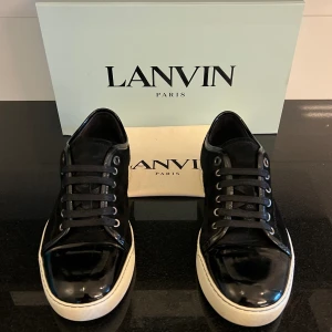 Lanvin Skor - Tja! Säljer dessa Feta Lanvin-skor i svart! De är EU 40-41 UK 5. De är i ett grymt skick med nästan inga tecken på användning. 2599kr (nypris: 4500kr). Hör av dig vid frågor eller funderingar😊