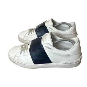 Valentino open skor navy  - Valentino Garavani open sneakers. Storlek 43. Skick 8/10. Kommer med box och Dustbag. Pris 2549kr finns att köpa på våran hemsida, Fashionels.com