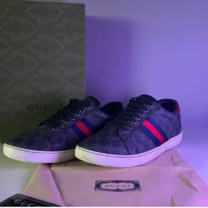 Gucci ace - Hej säljer dessa Gucci ace då det är för små köpta här på plick köpte dom för 2200 men säljer för 1999 pris går att diskutera. En liten defekt som inte syns.