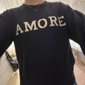 Tröja  - Dena tröja är såååå gullig. Den är mörkblå och det står AMORE på den och är köpt från Gina Tricot. I storlek 158/164 sitter ungefär som en XS. Den är som ny. Pris kan diskuteras.😊💕