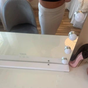 Beige långkjol från 157, XS - Säljer en stilren beige långkjol från 157 i storlek XS. Kjolen har en rak och tight passform som sitter snyggt över höfterna och faller hela vägen ner till anklarna. Perfekt för dig som gillar en enkel och clean look.