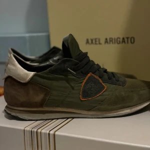 Philippe Model sneakers i olivgrönt - Snygga sneakers från Philippe Model i olivgrönt tyg och mocka med svarta detaljer och vit häl. Säljer för att de är för små! 100% riktiga men har tappat bort kvittot. Köpta i Malmö! Box kommer inte 