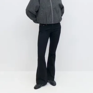 Svarta bootcut jeans  - Snygga svarta jeans med bootcut-modell och låg midja. Byxorna har en klassisk femficksdesign och är tillverkade i stretchigt jeanstyg som sitter tajt upptill och släpper ut över benen. Perfekta för dig som gillar en retroinspirerad look! Använt fåtal gånger 