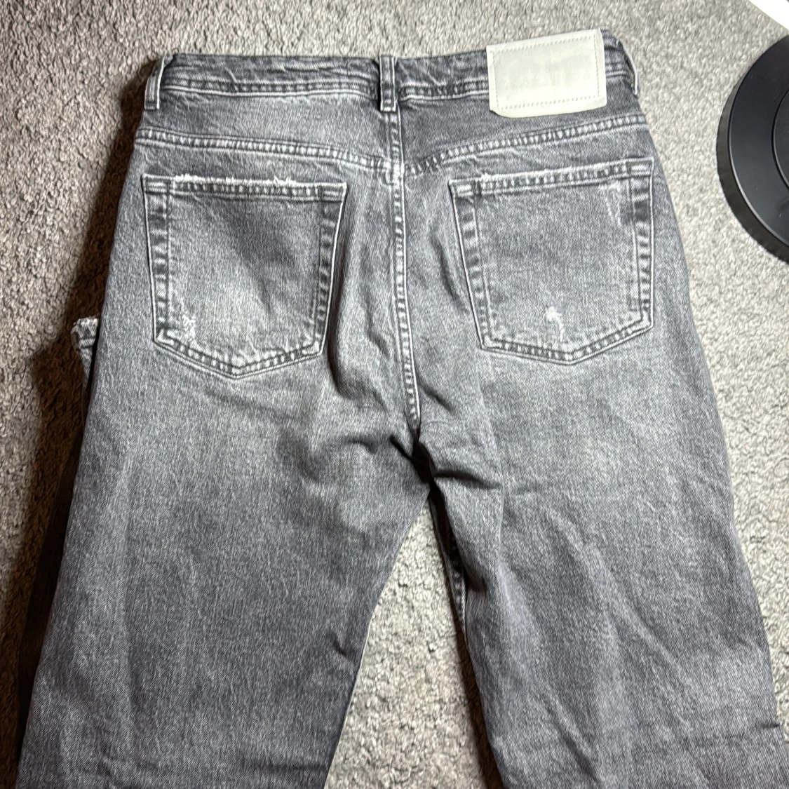 Grå slitna jeans från Zara - 3