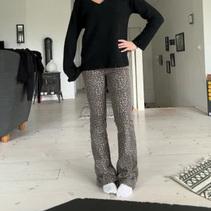 Leopardmönstrade bootcut byxor/jeans från Nelly - Leopard jeans från Nelly, strlk 36 men passar nog om man har 34 vanligtvis också, nypris runt 600 tror jag, (använda 2 ggr)🩷