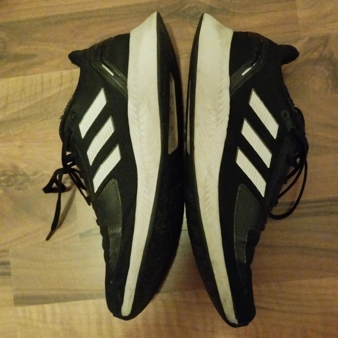 Svarta Adidas sneakers med vita ränder - 1