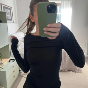 Intimissimi tröja - Tröja från intimissimi i mörkblå (nästan svart) som tyvärr inte kommer till användning. Kontakta vid frågor eller fler bilder 😇🤍 (Den har lite noppror, men inget som direkt syns)✨