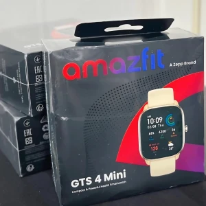 Amazfit GTS 4 Mini Smartwatch - Amazfit GTS 4 Mini är en kompakt och kraftfull smartwatch med fyrkantig display och beige silikonarmband. Klockan har en modern design med silverfärgad ram och färgstark skärm som visar tid, steg, puls och väder. Perfekt för dig som gillar teknik och vill ha koll på din hälsa.