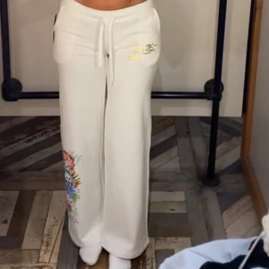 Ed Hardy mjukisbyxor lågmidjade - Lågmidjade vita mjukisbyxor med tryck från Ed Hardy. Köptes i new york för 1200kr, fint skick. Limited edition, går ej att köpa i butik längre. Långa ben. Storlek M.