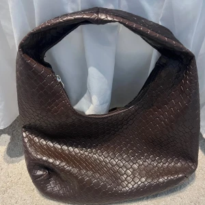 Brun flätad väska - Super trendig väska i perfekt storlek🤎30 cm lång och 14cm hög (borträknat handtaget)