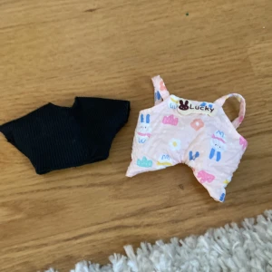 Labubukläder: svart T-shirt & Rosa dress - Två söta plagg till Labubu. T-shirt 30kr dress 35kr