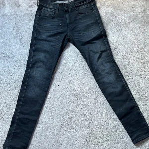 Svarta replay Bronny - Tjaaaa! Säljer nu mina replay Bronny då jag ej använder dom. Dom är knappt använda o passar alla som är 160cm-170cm. Skriv vid intresse eller frågor! Just nu är dom sydda tajtare längre ner på byxorna men går att få till original om man vill! Köparen står för frakt🚚📦 skriv vid intresse! Om du har frågor är det bara att fråga på!😊