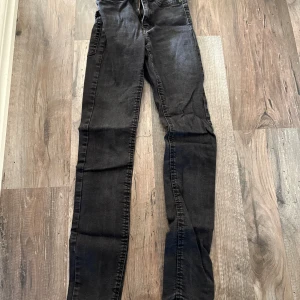 Svarta skinny jeans - Svarta jeans med smal passform och klassisk femficksdesign. Jeansen har dragkedjegylf och är tillverkade i ett stretchigt denimtyg som sitter tajt längs benen. Perfekta för en stilren och enkel look. Har 2 par, 1 för 100 2 för 175kr
