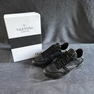 Valentino  Rockrunner - Svarta Valentino Garavani Rockrunner i ett mycket bra skick utan defekter! Skick 9,5/10. Skriv om ni har frågor eller funderingar❕
