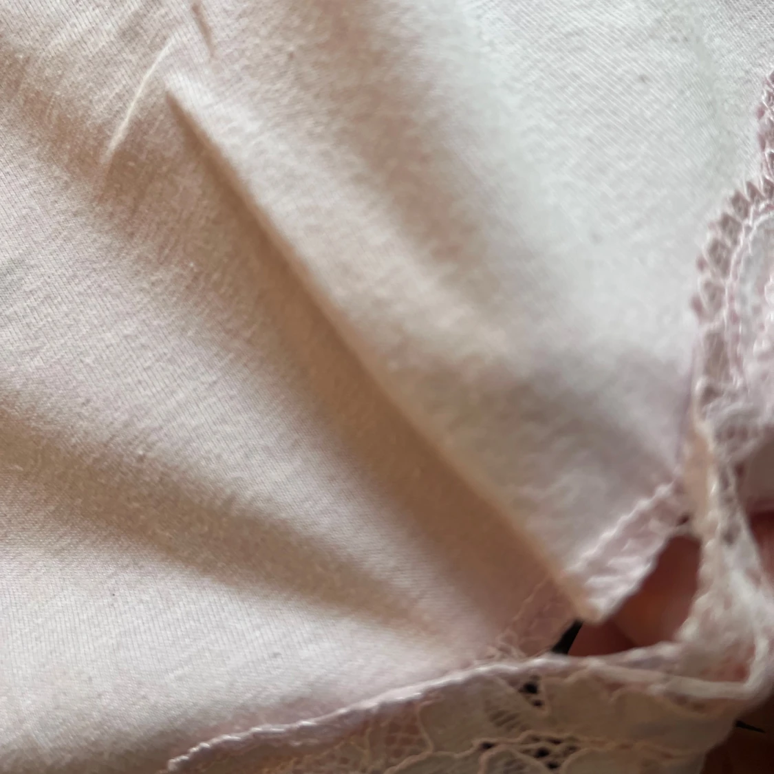 Ljusrosa linnetopp med spetsdetaljer - 1