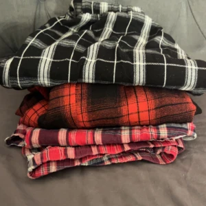 Pyjamas byxor - 3 pyjamas byxor ett par år ifrån Sellpy i storlek M/L och två par är ifrån SHEIN ett par är i storlek L och dom andra i storlek XL, men alla sitter typ som en M/L säljer i pack! Fräscha och fina knappt använda något alls.