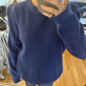 Stickad tröja  - En blå stickad tröja, jag köpte den begagnad men har aldrig använt den! Storlek xs men är lite större i storleken 😊