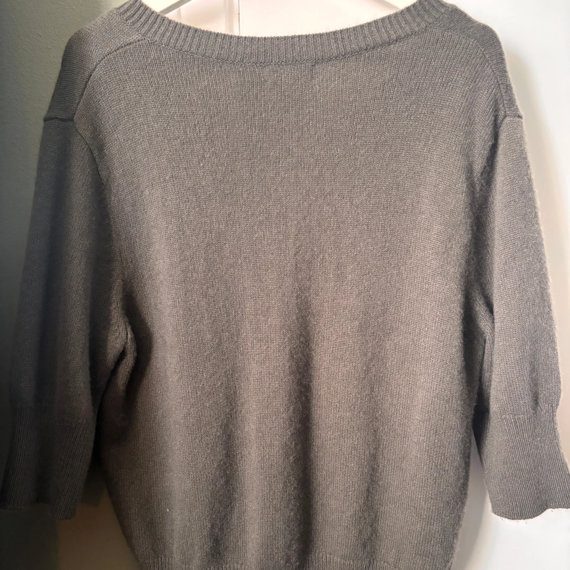 Grå v-ringad stickad tröja Soft Goat - 1