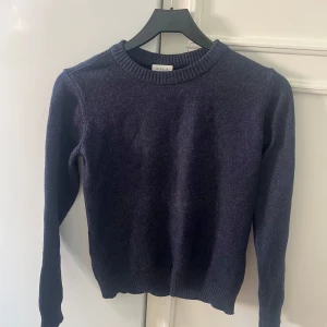 Tre stickade tröjor från VILA - Tre stickade tröjor från VILA i storlek S. En mörkblå, en ljuslila och en corallrosa. Alla har rund halsringning, ribbade muddar och lång ärm. Perfekta för lager-på-lager och chill vardagsstil. Säljes tillsammans eller separat! 300 för alla eller 100kr styck 