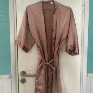 Morgonrock - Använd fåtal gånger, en skavank se sista bild. Skickar endast via instabox