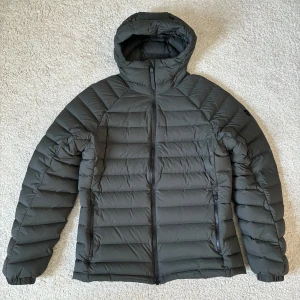 Mörkgrön dunjacka Peak Performance M - Säljer en mörkgrön dunjacka från Peak Performance i storlek M i väldigt fint skick. Sparsamt använd som bara legat i garderoben senaste tiden!