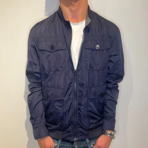 Blå Fieldjacka - Extremt snygg fieldjacka perfekt inför höst/vinter | Strl - S | Skick - 10/10 | Nypris - ca 899kr | Vid minsta lilla fundering är det bara att skriva!