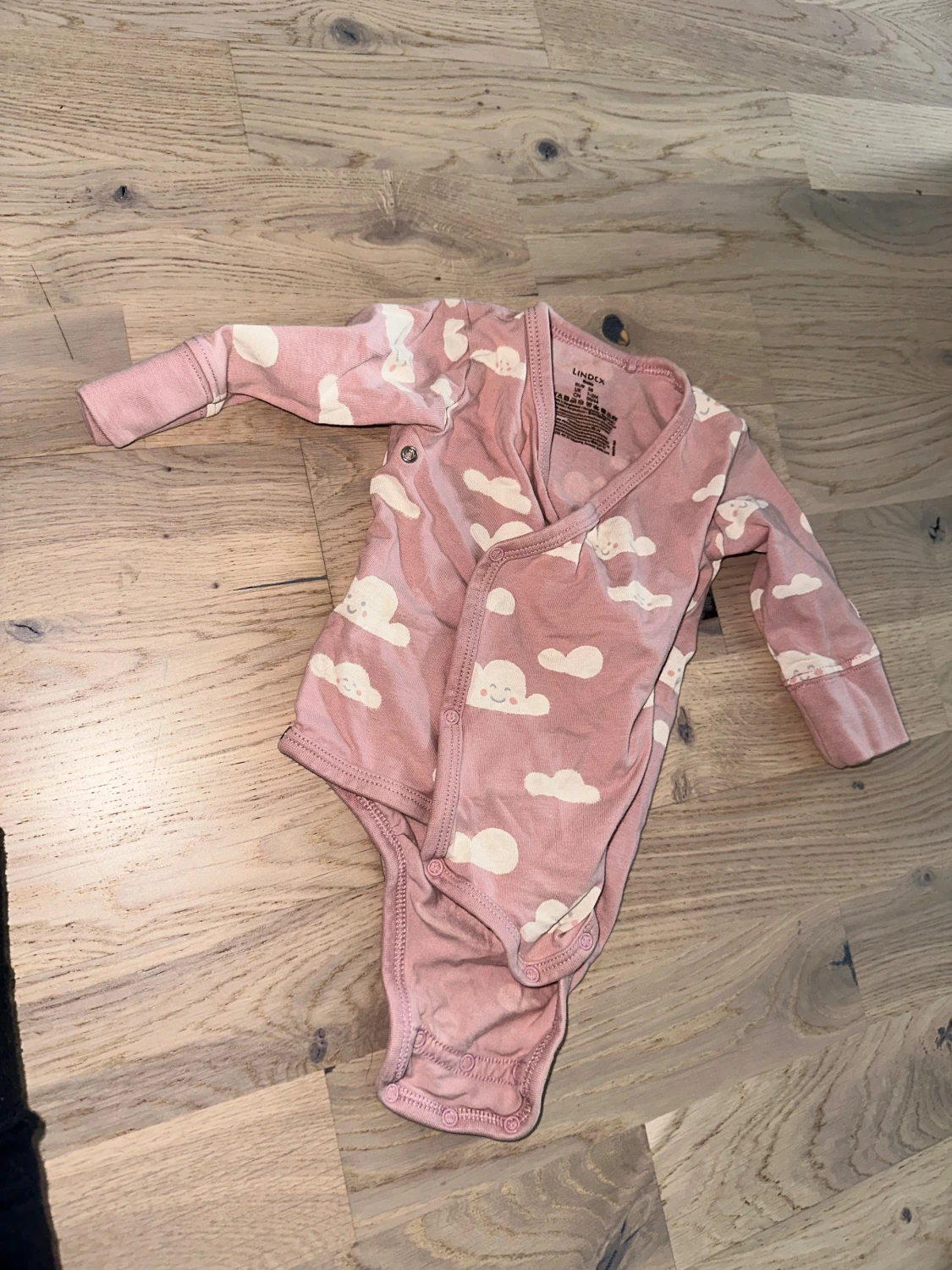 Rosa omlottbody med moln från Lindex Rosa Klänning och Body -  Lindex