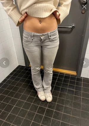 Ljusgrå bootcut jeans från Ltb - Snygga ljusgrå jeans från ltb med låg midja och klassisk bootcut-passform. Använda 3 ggr typ