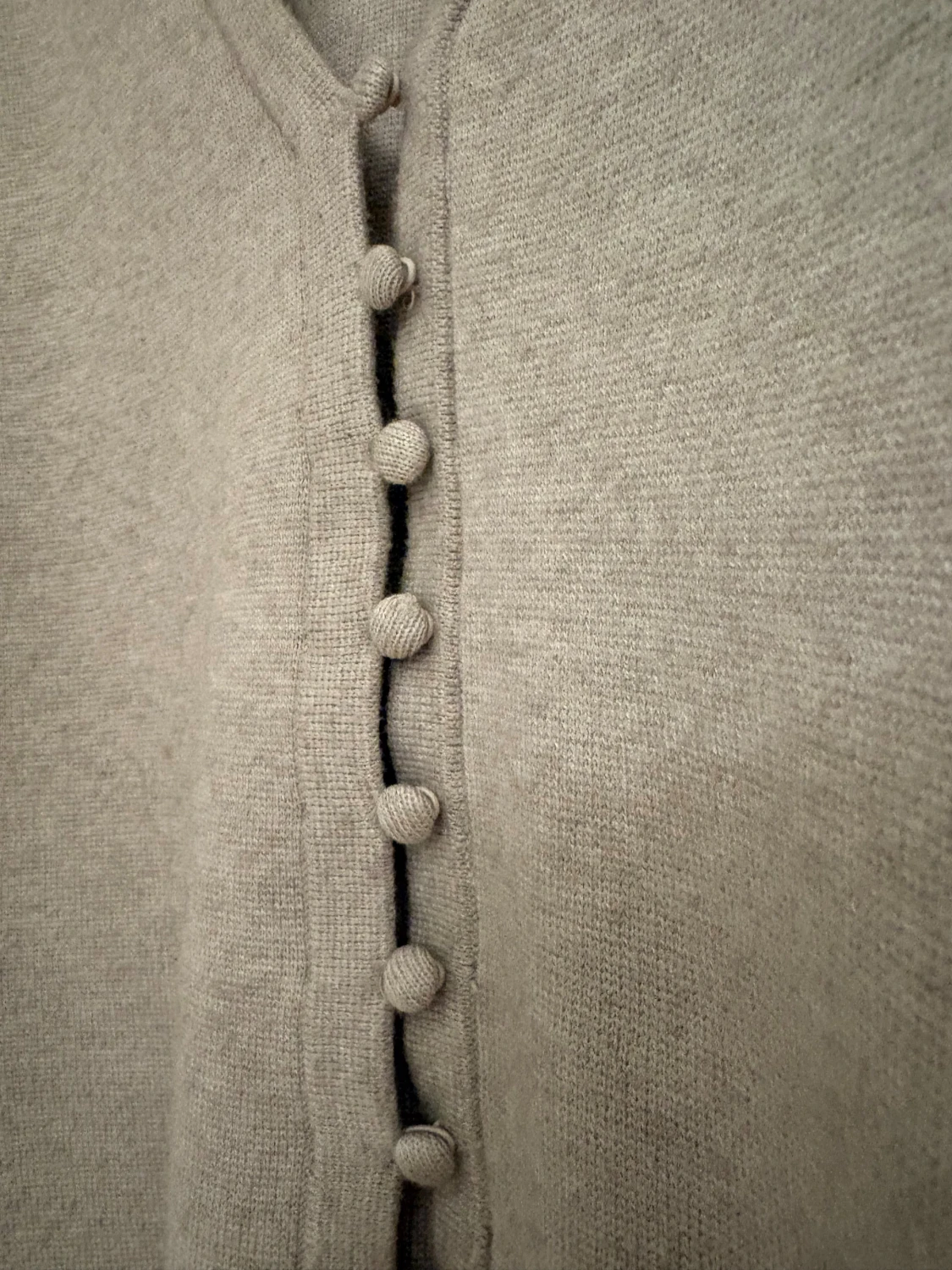 Beige kofta med knappar från Gina Tricot - 2