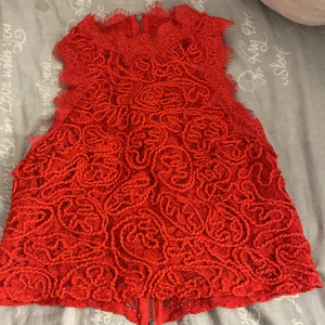Topp - Gullig topp från Zara, kom gärna med prisförslag eller hör av dig om du har frågor eller vill ha fler bilder!