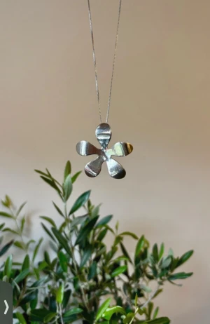 Silverfärgad blom-berlock - Fin berlock i blomform, blank och i bra skick. 🌼endast berlocken - kedjan ingår inte. Snabb frakt erbjuds