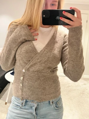 Beige kofta - Sälker min beiga fina kofta med pärlemoknappar🍓🍓