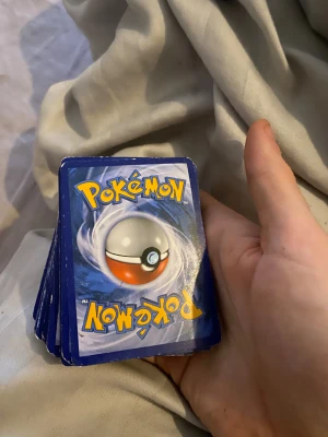 Machoke Pokémon väst 70 st - Machoke Pokémon-väst i lila och grå toner med ett coolt tryck av Machoke på framsidan. Västen har en klassisk form och är tillverkad i syntetmaterial. Perfekt för dig som vill sticka ut med en unik och färgstark look. Ni får de alla för 400-450