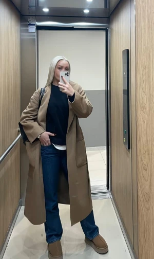 Beige kappa GANT - Säljer en snygg beige kappa från GANT i färgen warm khaki. Superbra skick och nypris 6000kr