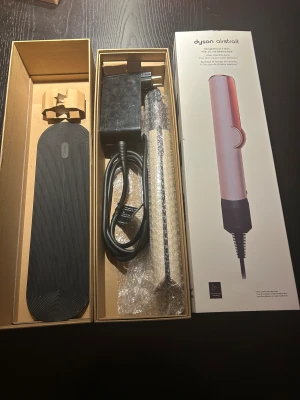 Dyson airstrait  - Dyson airstrait rose. Fint skick, använd fåtal gånger.