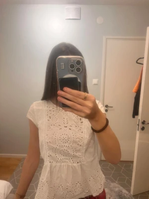 Vit blus med broderade detaljer - Säljer en söt vit blus, använd ett fåtal gånger. Pris kan diskuteras❤️