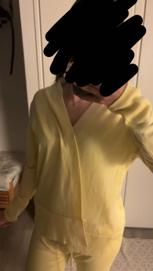 Gult set  - Snygga ljusgula mjukisbyxor med ribbade muddar och snörning i midjan. Byxorna är tillverkade i mjukt stickat material och har en relaxed passform som är perfekt för chill dagar. Matcha med en hoodie eller linne för en komplett look.