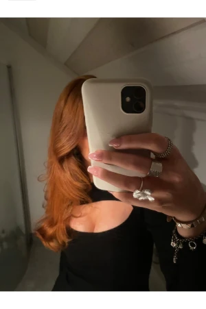 Svart topp - Svart långärmad ribbad topp från Gina Tricot💕