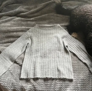 stickad grå tröja  - en grå superfin stickad tröja som knappt är använd. det finns hund i huset men är allergivänlig och fäller ej päls☺️