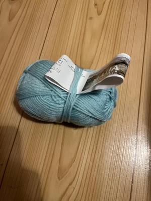 Lankakerä - Turkoosi maija lankakerä. Otettu noin 1-2 metriä. Värjäyserä ja värinumero näkyy kuvissa. Eläintalous MMM, lisätietoja saa kysymällä Katsothan myös muut ilmoitukseni Tarjoa 