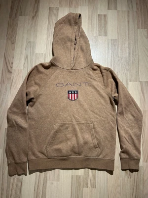 Gant hoodie - En Nice brun gant hoodie med ett broderat märke 