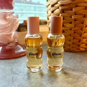 Gisou hair perfume - Två flaskor Gisou  hair perfume i dofterna Vanilla Glaze och Sticky Toffee. Snygga, kurviga glasflaskor med ljusrosa kork. Perfekt för att ge håret en fräsch och söt doft. Lyxig känsla och trendig design. Tagit några sprut ur båda. 15ml flaskor 